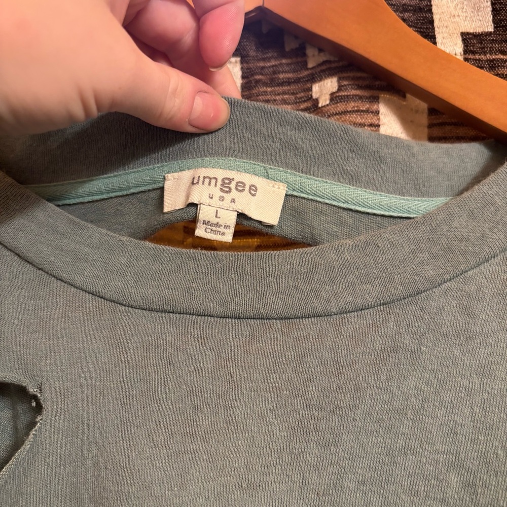 Women’s Umgee Size Large Distressed Three Quarter Sleeve Top, Blue / Green Color - Picture 5 of 9